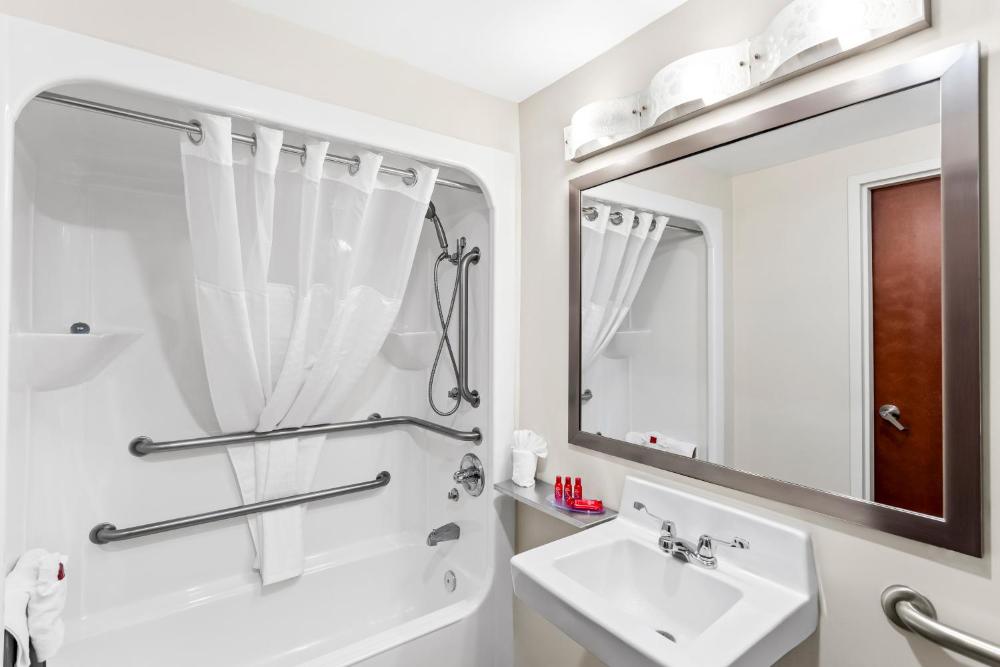 King Suite with Bath Tub - Disability/Non-Smoking interior
